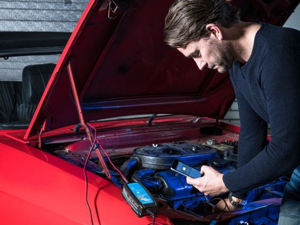 Victron Blue Smart IP65 acculader 24/8(1) 120V NEMA 1-15P Image